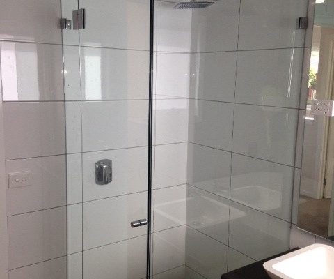 Frameless glass shower screen by Dynamic Glass Melbourne